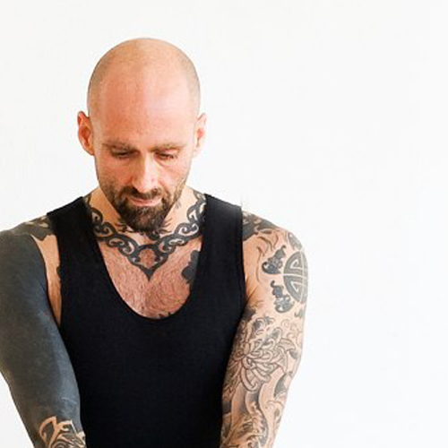 「よりリストラティブなヨガプラクティスを促す方法のひとつだから。」