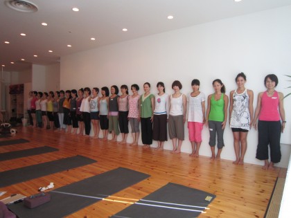 今日一番の笑顔とタダーサナをプレゼント！イントロワークショップ、無事終了