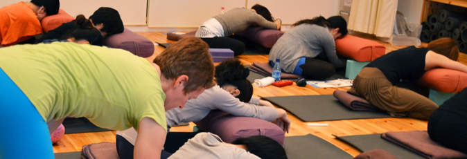 子宮をゆったりリストラティブ。【マインドを穏やかにする前屈】