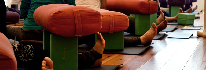 子宮をゆったりリストラティブ。【背中を解放するツイスト】