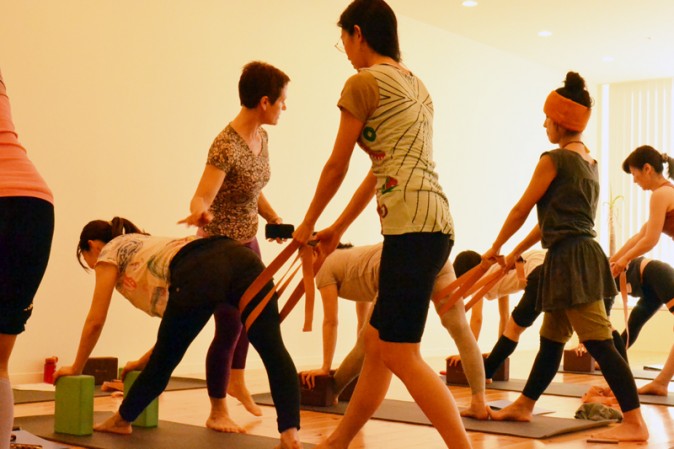 ひざ上の筋肉を引き上げるって大変！【怠けた脚を強化する立位】