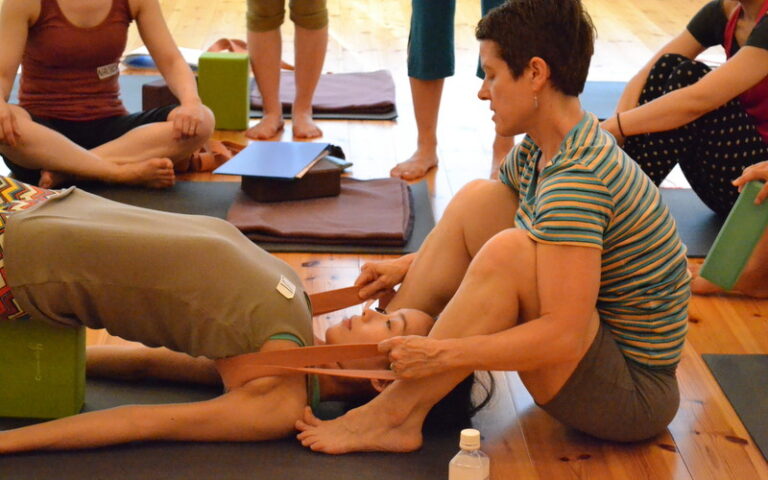 動きを促すことと、働きを継続すること。【背骨を伸ばして胸を開くツイスト】