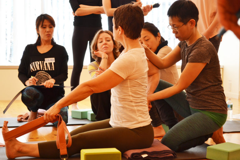 前屈は、前じゃなくて上に！【プロップスを使ってティーチングスキルアップvol.3】