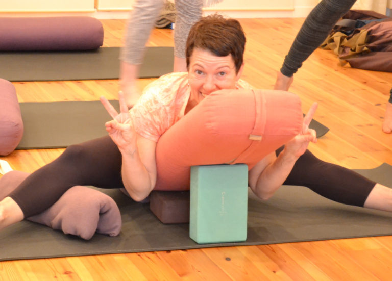 『マインドがSMILEする?!前屈』　女性のためのリストラティブヨガWSvol.2