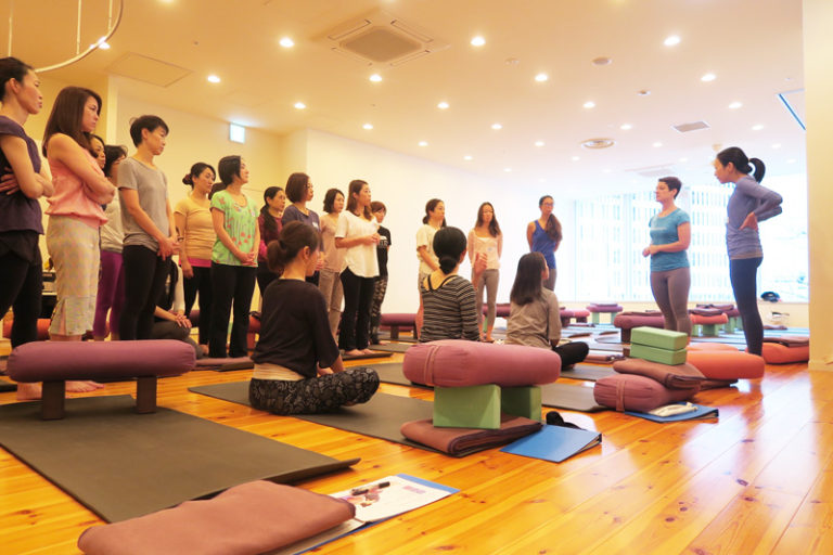 『頼りになる親友、ボルスターにゆだねて』　女性のためのリストラティブヨガWSvol.3